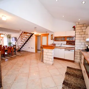 https://apartman-ksenija.hotelinzadar.com